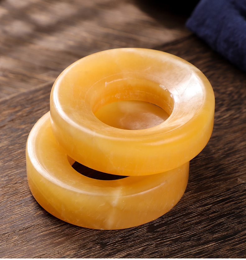 Jade Moxibustion Pad with Ginger and Salt Moxa Cone Tool for Navel Warming in use