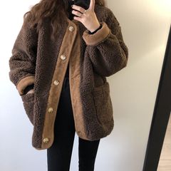 秋冬の子羊の毛のコーデュロイは韓国版の丸首の長袖のゆったりしている毛皮の一体のコートの女性ネットの赤いコートをつなぎ合わせます。