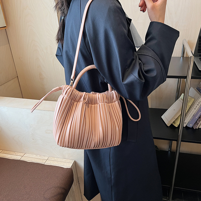 2025 otoño y invierno nuevo bolso plegable bolso de cubo de cuerda de tracción universal bolso de hombro de moda de mujer bolso de viaje