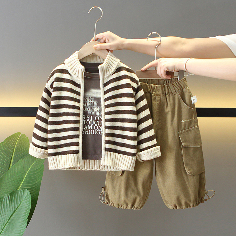 6148 traje de otoño para niños 2025 nuevo abrigo de suéter a rayas para niños fresco y guapo, traje de tres piezas de primavera y otoño para bebés