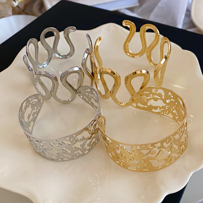 Elegant Exaggerated Geometric Alloy Bangles Wholesale display picture 3