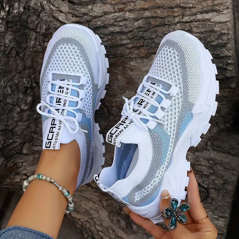 Fashionable two-tone sneakers for leisure