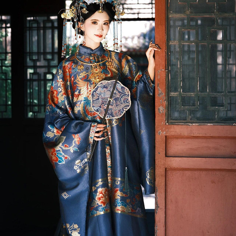 Elegant Ming Dynasty-style Hanfu long robe for women, featuring a mandarin collar, blue color, and a regal, opulent aesthetic, suitable for all seasons and photography Elegant Ming Dynasty-style Hanfu long robe for women, featuring a mandarin collar, blue color, and a regal, opulent aesthetic, suitable for all seasons and photography