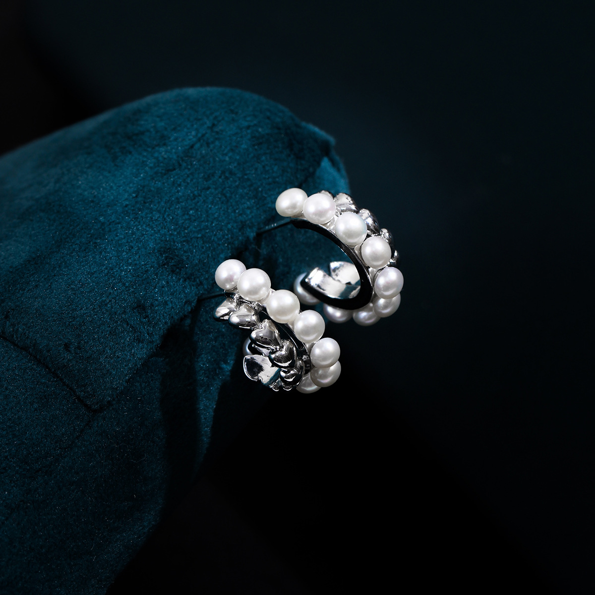 Fashionable earrings from pearl