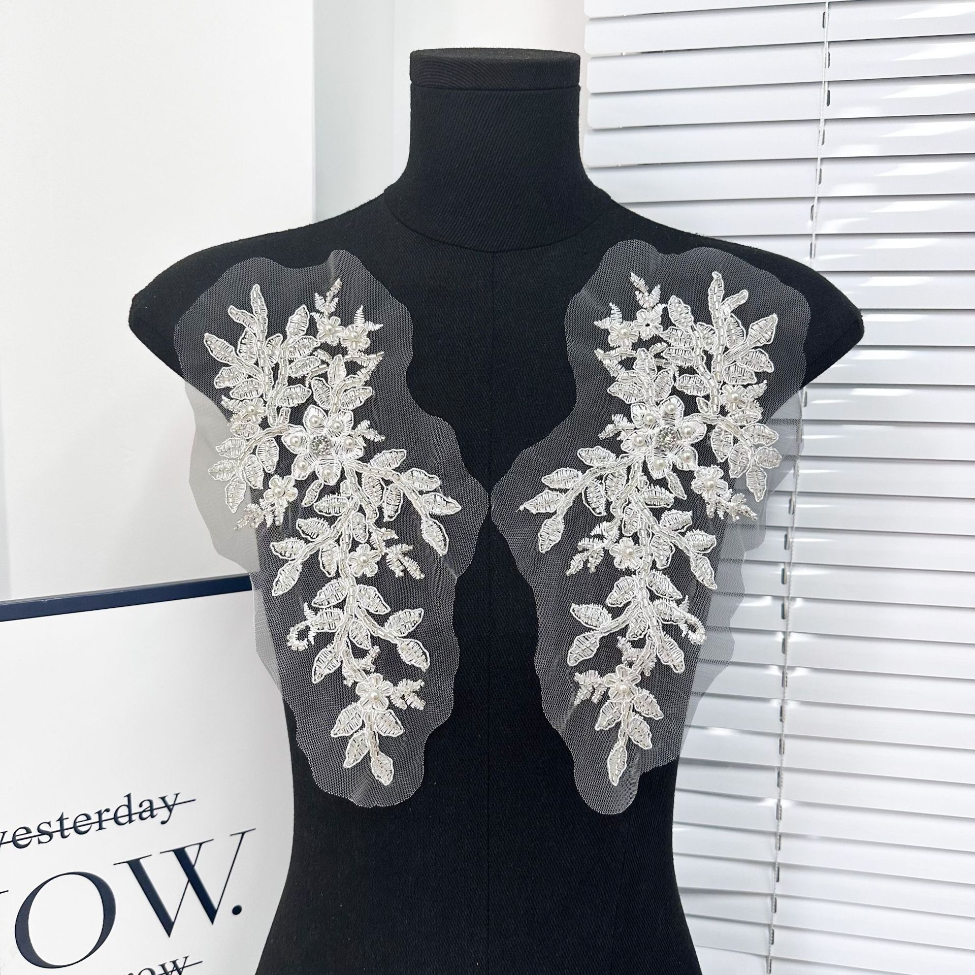 Fabricantes de encaje en el sitio bordado en tela de flores pegado perlas estereoscópicas escenario antiguo costura a mano accesorios de decoración de ropa