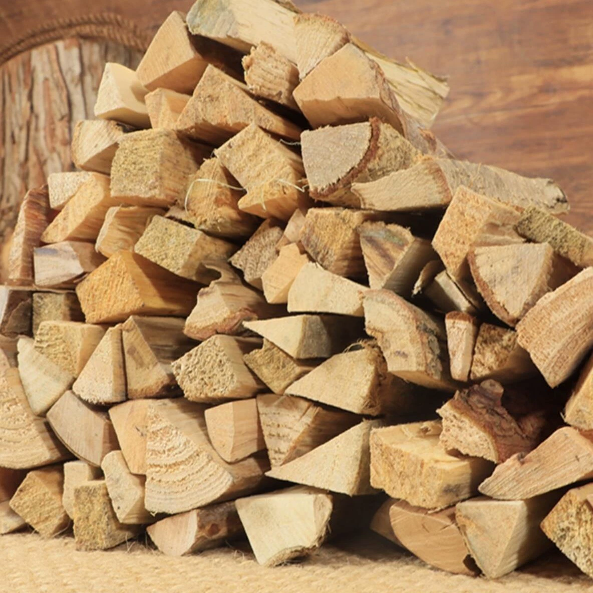 Бамбуковое дерево и дрова горящие материалы