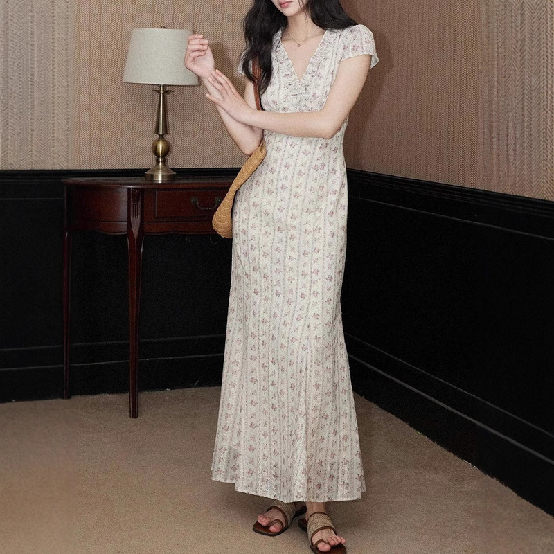 Er Yang Design [Lezhi] Retro V-Neck Embroidered Floral Dress, Feminine High-End Slim French Long Skirt