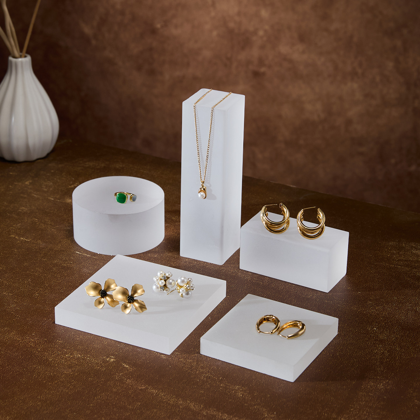Estante de exhibición de joyas acrílicas mate de lujo ligero estante de exhibición de joyas de varias capas tablero de exhibición de joyas de la tienda de joyas estante de exhibición de collares de joyas