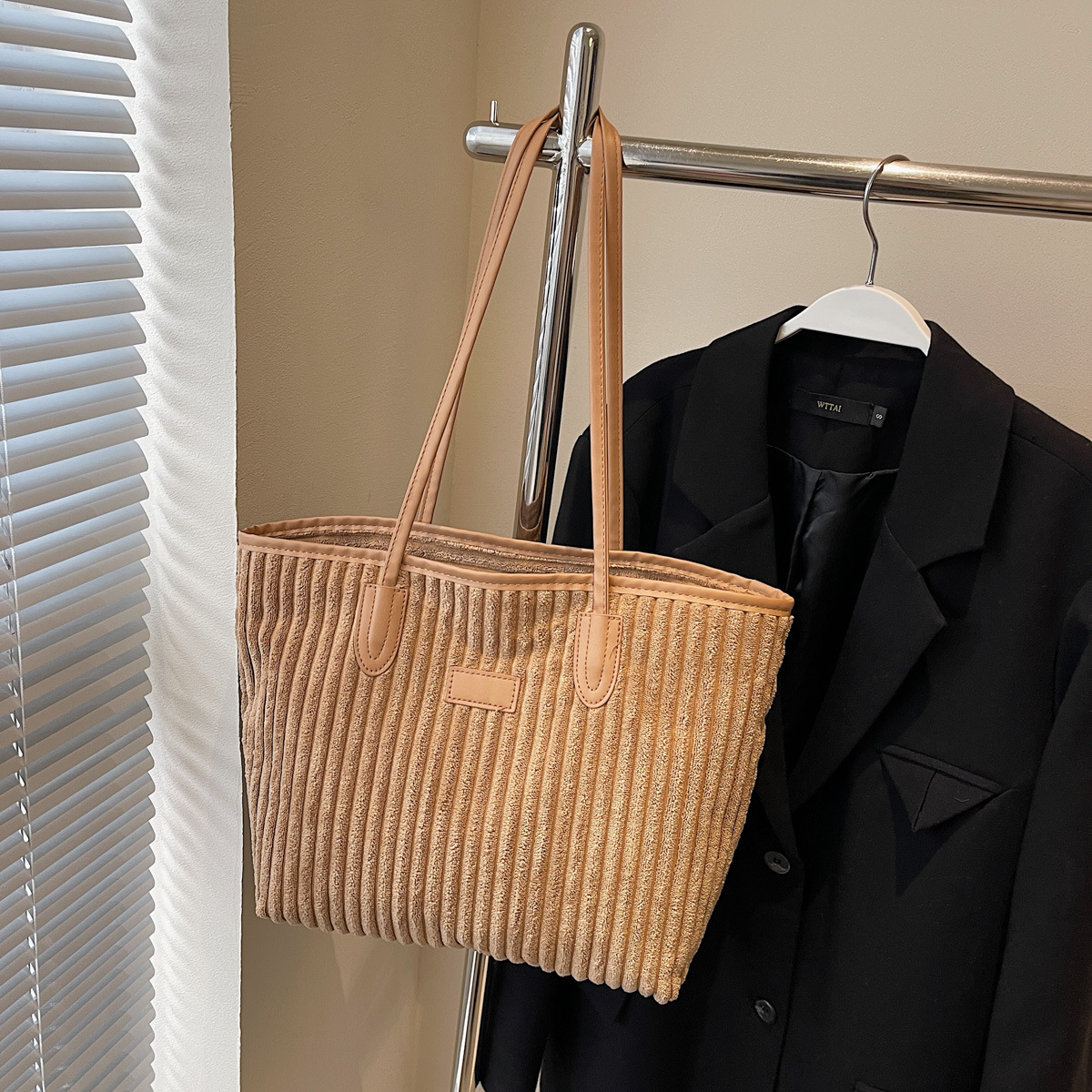 Verano 2024 invierno de gran capacidad de meandruño nuevo nicho simple de viaje de mano bolsa de hombro para mujeres