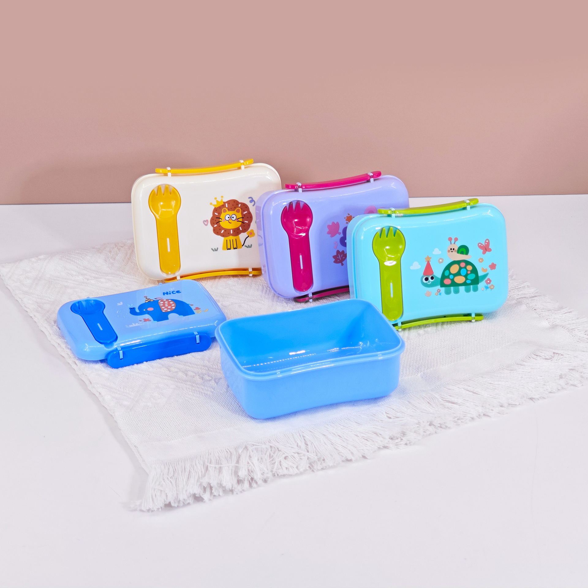 Ventas calientes de dibujos animados de plástico caja de almuerzo para niños estilo japonés lindo caja de almuerzo portátil con cubiertos calentamiento de microondas caja de almuerzo