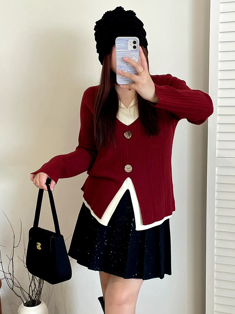 Two V-neck split tops for plus-size women's wear, a stylish sweater for the winter of 2025, and a slim-fit knitted sweater for overweight girls. 23530