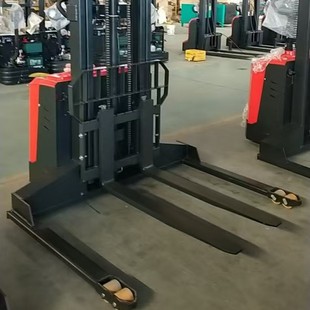 Pulf wide outrigger all-electric stacker stacker stacker cross-leg forging fork station driving forklift