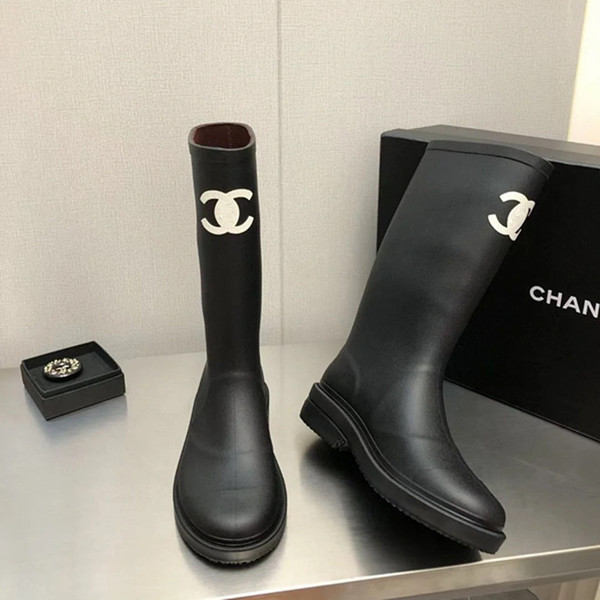 Fashionable high boots platform