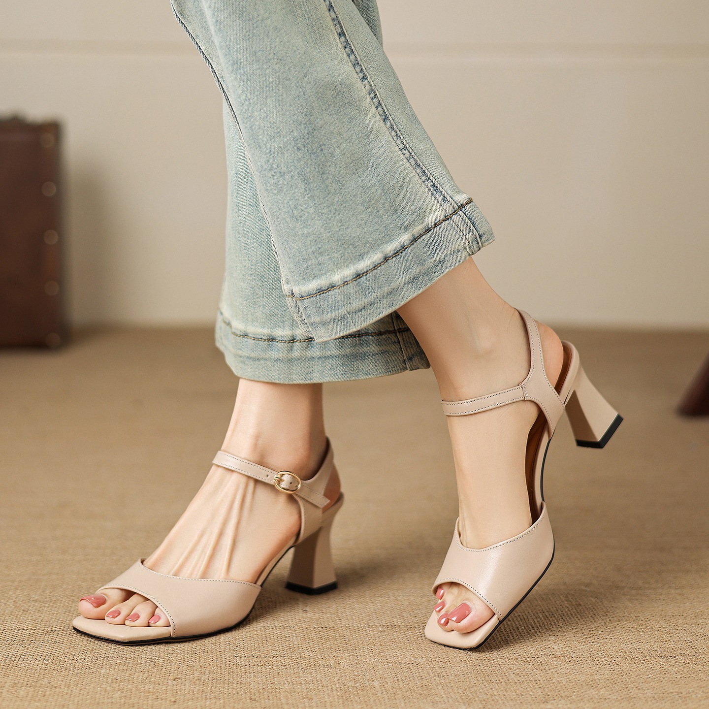 Sandal cao gót nữ mũi vuông hở ngón chân, quai một chữ, gót thô 9 cm — màu trắng ngà