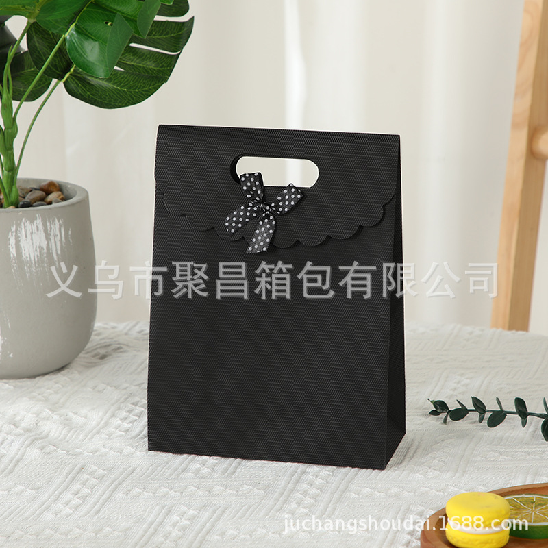 Bolsa de regalo con lazo multicolor, bolsa de mano de polipropileno con tapa abatible, bolsa de regalo con diseño hexagonal tipo ramo.