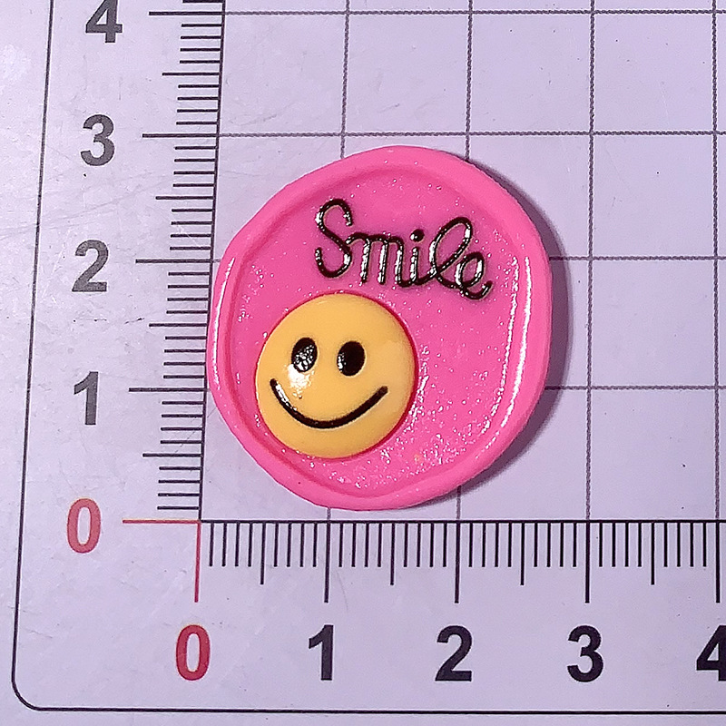 Resina sonriente creativa con cáscara de teléfono móvil agujero agujero zapatos llaveros taza de agua aislante DIY accesorios para el cabello caja de almacenamiento refrigerador