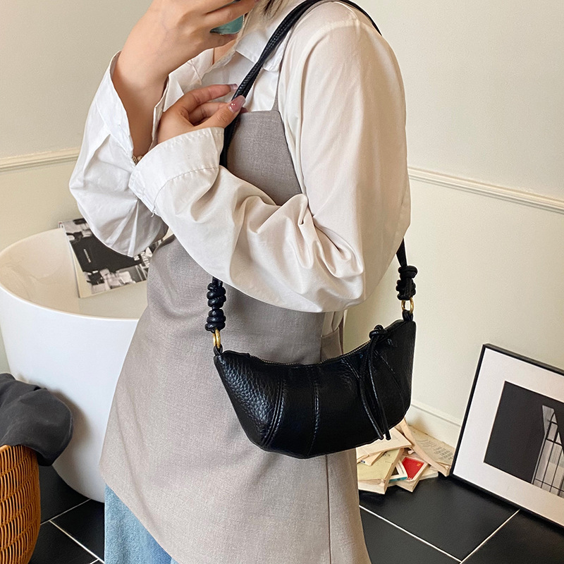 Bolso de cuerno de nicho francés 2025 nuevo bolso de axila bolso de bola de masa de moda bolso de mensajero de hombro simple de todo fósforo