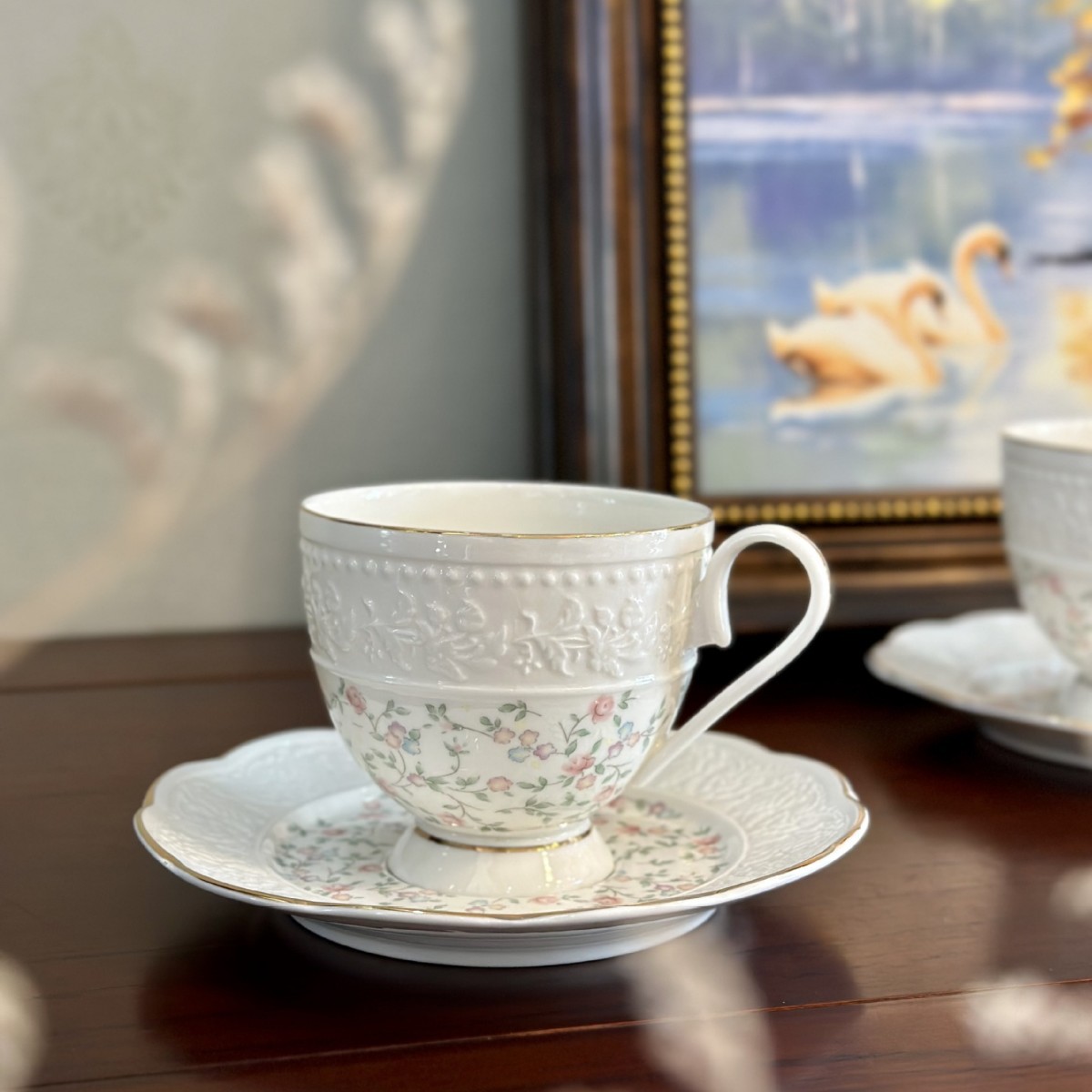 Taza de café en relieve británica ligera, transparente, elegante y fresca, taza de café de la tarde, taza de café, taza de restaurante premium