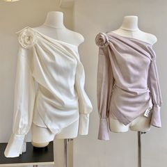 「牡丹の妖精」の花柄シャツ、肩に花が咲いていてとても美しいです。不規則な斜め前立ての長袖フレンチシャツ