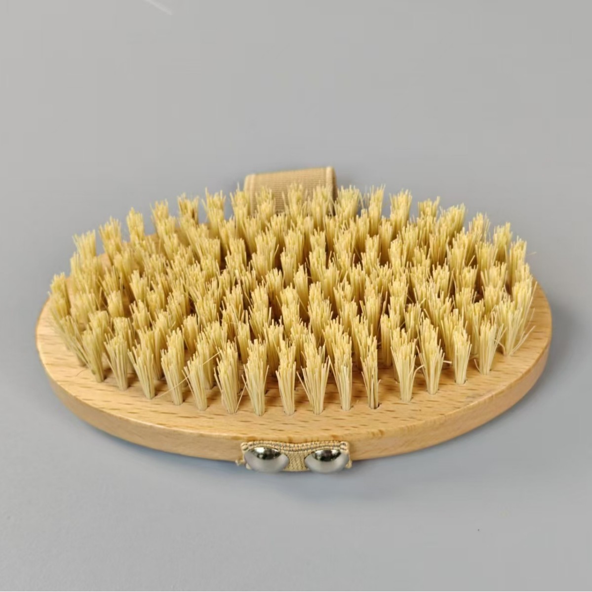 달걀 모양의 사이잘 브러쉬