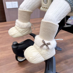 秋冬の新入生の赤ちゃん0-1歳の男女の赤ちゃんの柔らかい底は靴の靴下を厚くして一体に落ちません。