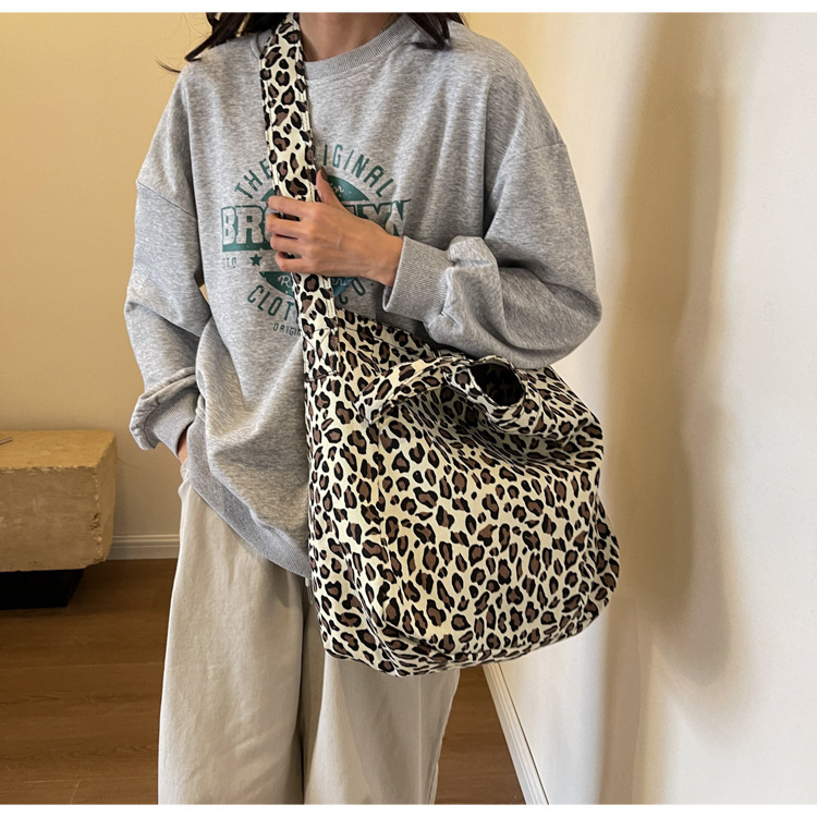 262g Weight Polyester Lining Material Zipper Closure Type Single Shoulder Strap Strap Type Tote Bag Bags Type Daily, Street Occasion Leopard Pattern All Seasons Season Women's Gender Streetwear Style Square Shape Large Size Women's Large Cloth Leopard Streetwear Zipper Tote Bag 12
