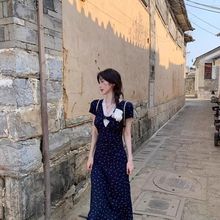 西遇v领碎花连衣裙女2025年夏季新款蕾丝花边收腰法式短袖长裙