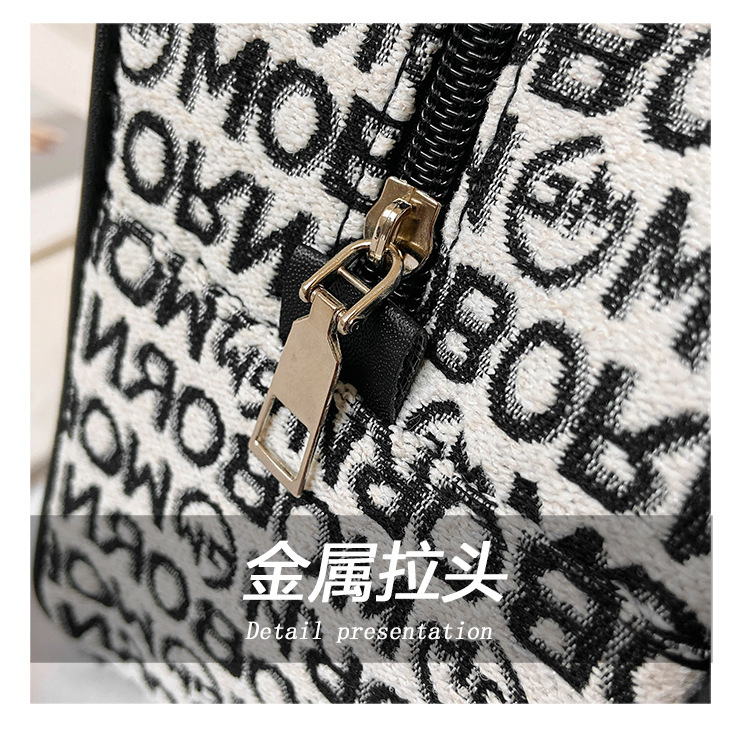 The makeup and toiletries bag can enhance the appearance level. The transparent PVC makeup box is portable and has a large capacity undefined