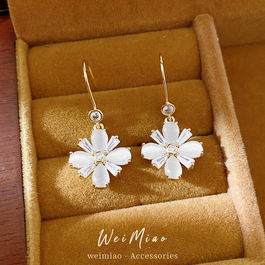 Zircon ojo de gato piedra flor gancho de orejas moda versátil temperamento diario pendientes ligero lujo alto sentido exquisito orejas al por mayor