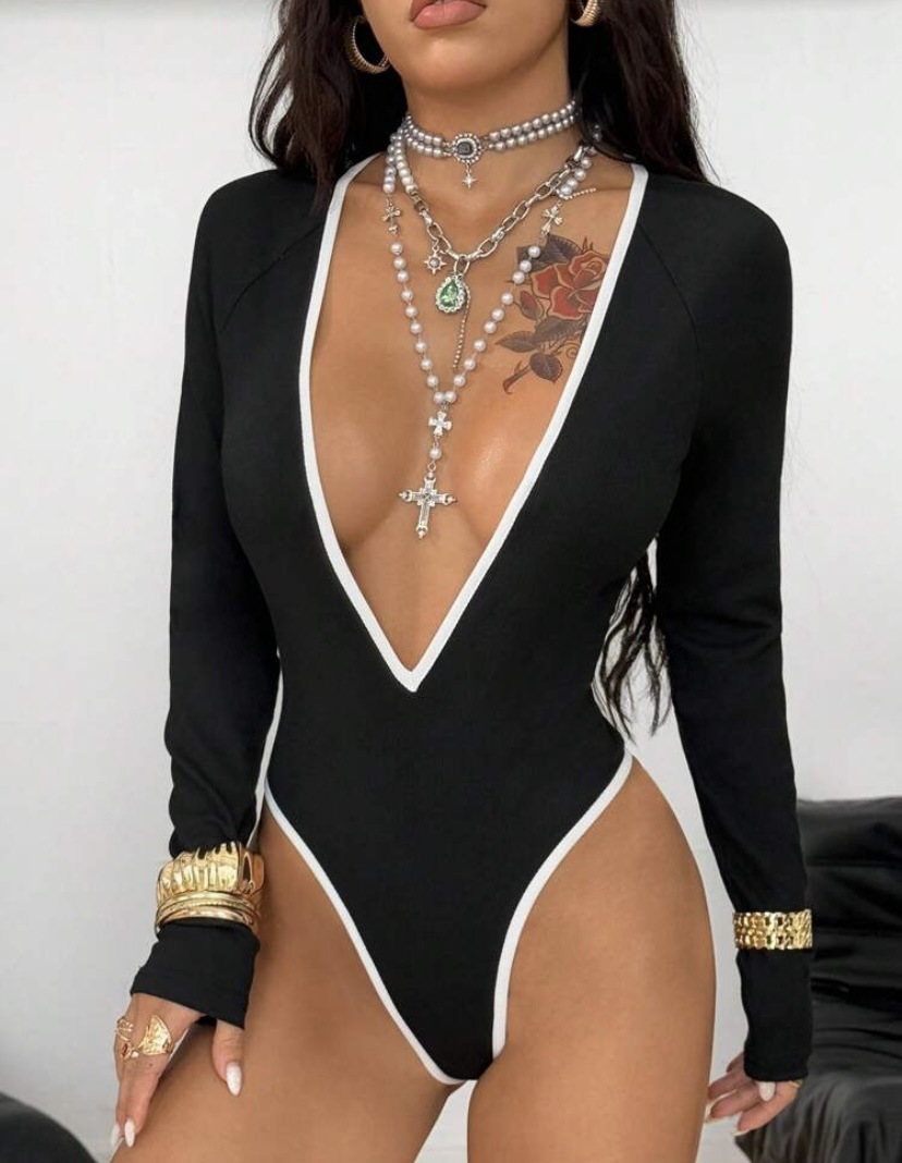 G25B251-2025 Europa y los Estados Unidos nuevas mujeres sexy profundas v mangas largas adelgazamiento de espalda fuga termal vacaciones camiseta mujer