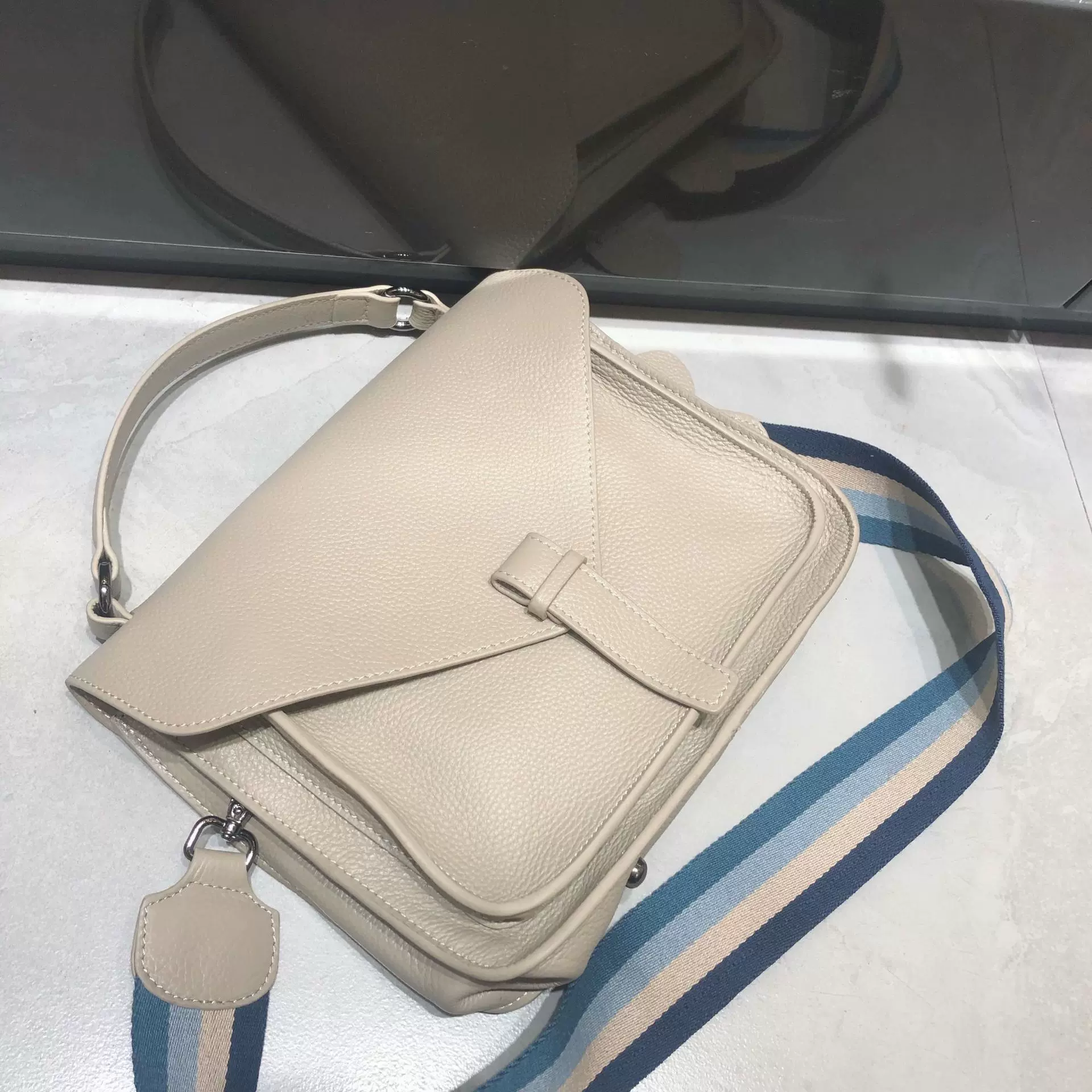 复古真皮女包2025年新款气质头层牛皮单肩斜挎手提包学院风邮差包