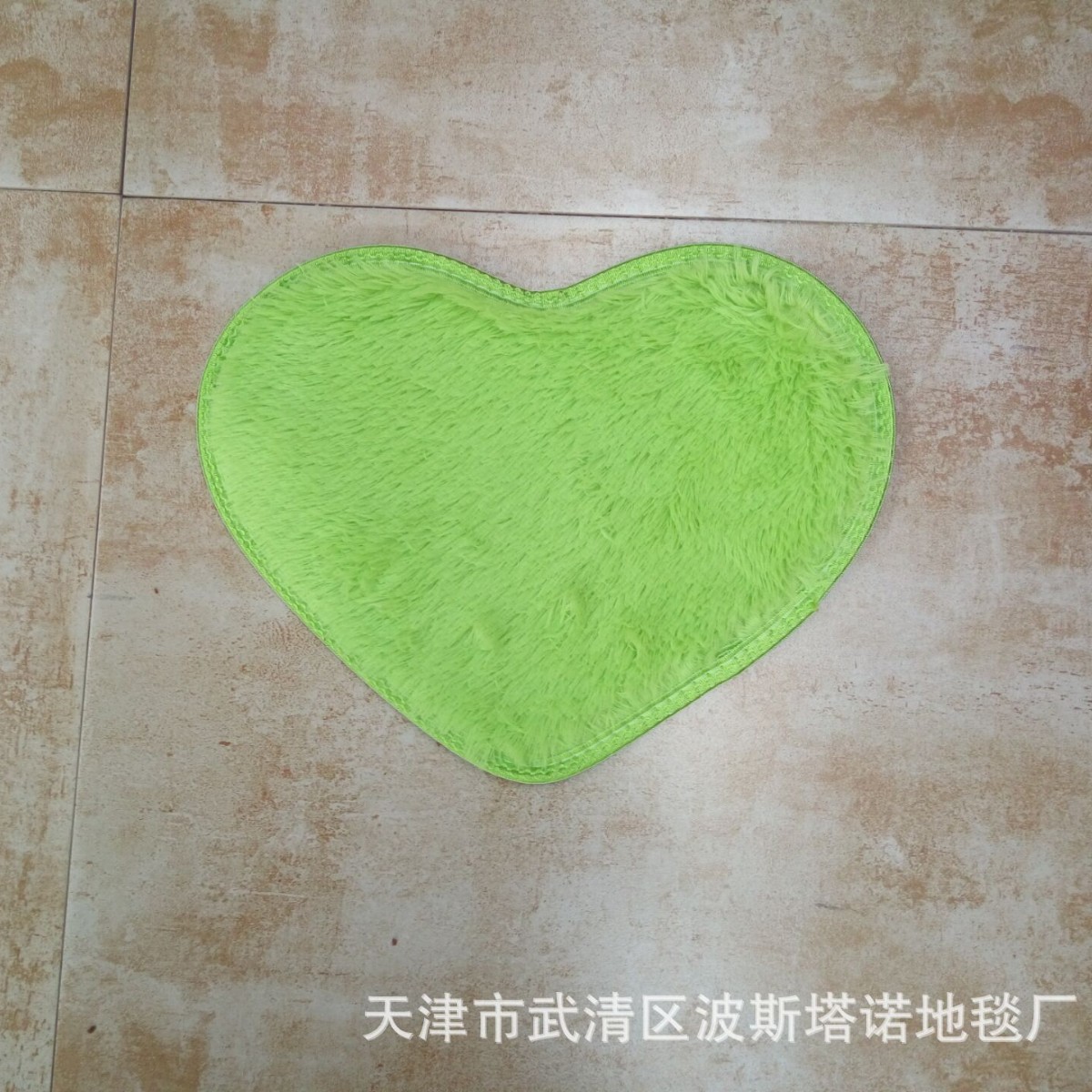 Fábrica al por mayor lavable lana de seda en forma de corazón alfombra de lana corta alfombra de piso adecuado para estera de pie silla Mat estudio dormitorio