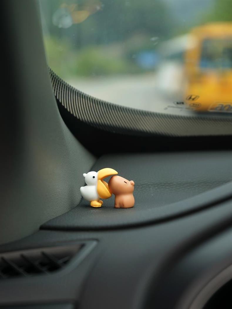 Während der Arbeitszeit ist es verboten, Kollegen zu essen. Dekorative Kleine Auto-Ornamente, Mini Niedliche Weibliche Pelikan- und Capybara-Figuren – Detail 5