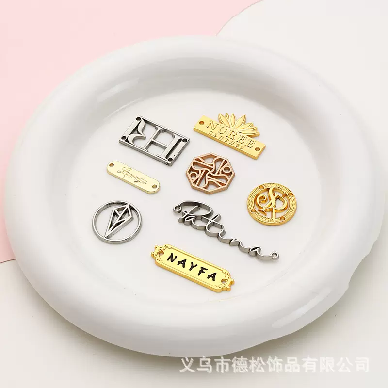 圆形小吊片镂空缝线铭牌卫衣装饰金属标牌玫瑰金凹凸logo服装标牌
