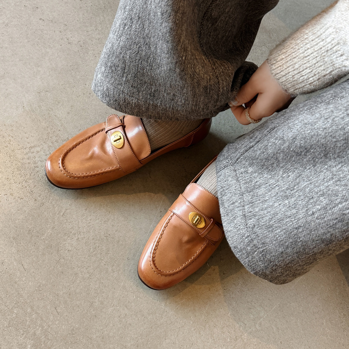 Giày loafer nữ da bò mũi sâu gót vuông thấp phong cách Anh Quốc — màu nâu