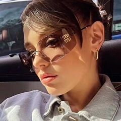 張元英は同じモデルの新しいミュートのサングラスの女性の高級感y 2kサーフェスの一体式のサングラスは枠がなくて辺の太陽を切ります。
