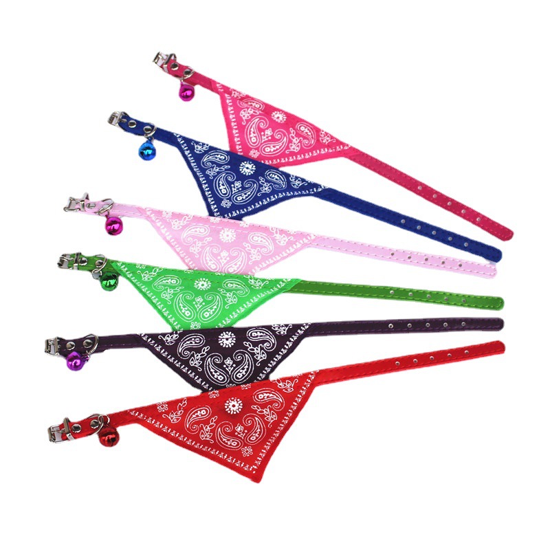 Collar de mascotas 1.0 campanas toallas triangulares collar de gato collar de perro collar de peluche para gatos artículos de mascotas