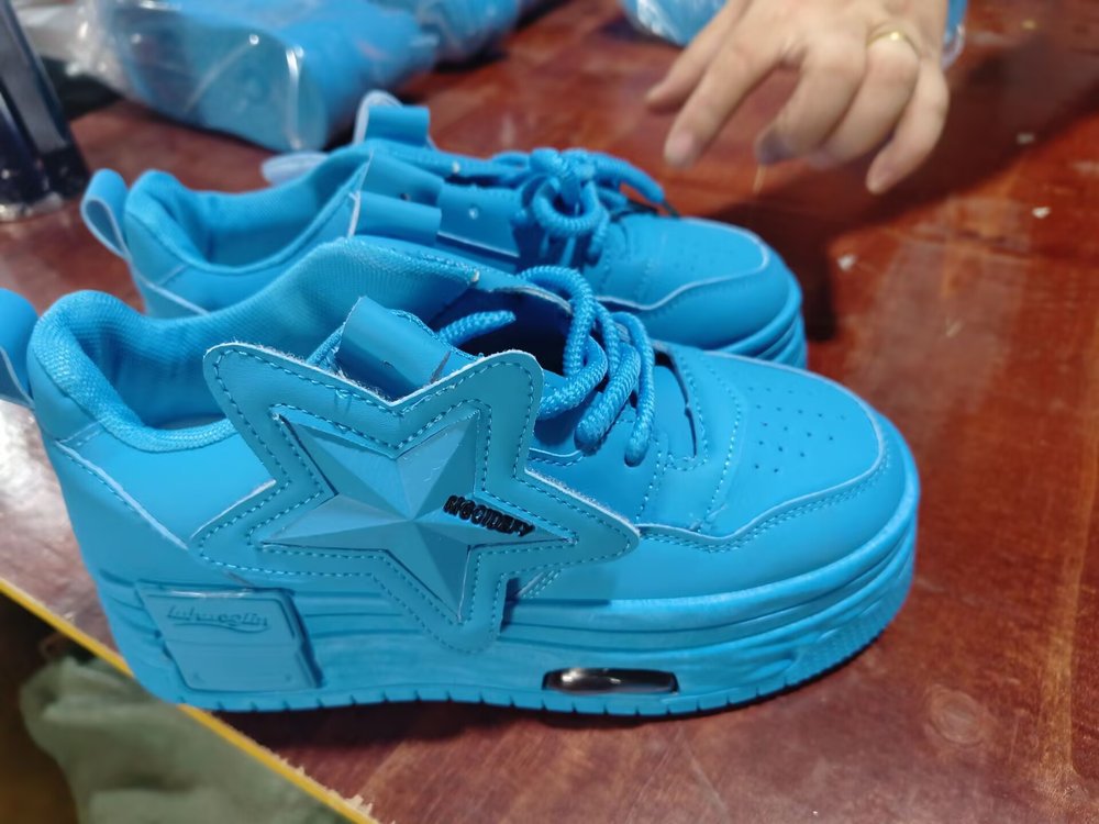 Europa estación zapatos de mujer 2026 primavera y otoño nuevo ligero de moda casual zapatos blancos muffin grueso zapatos de plantilla estrella para mujeres