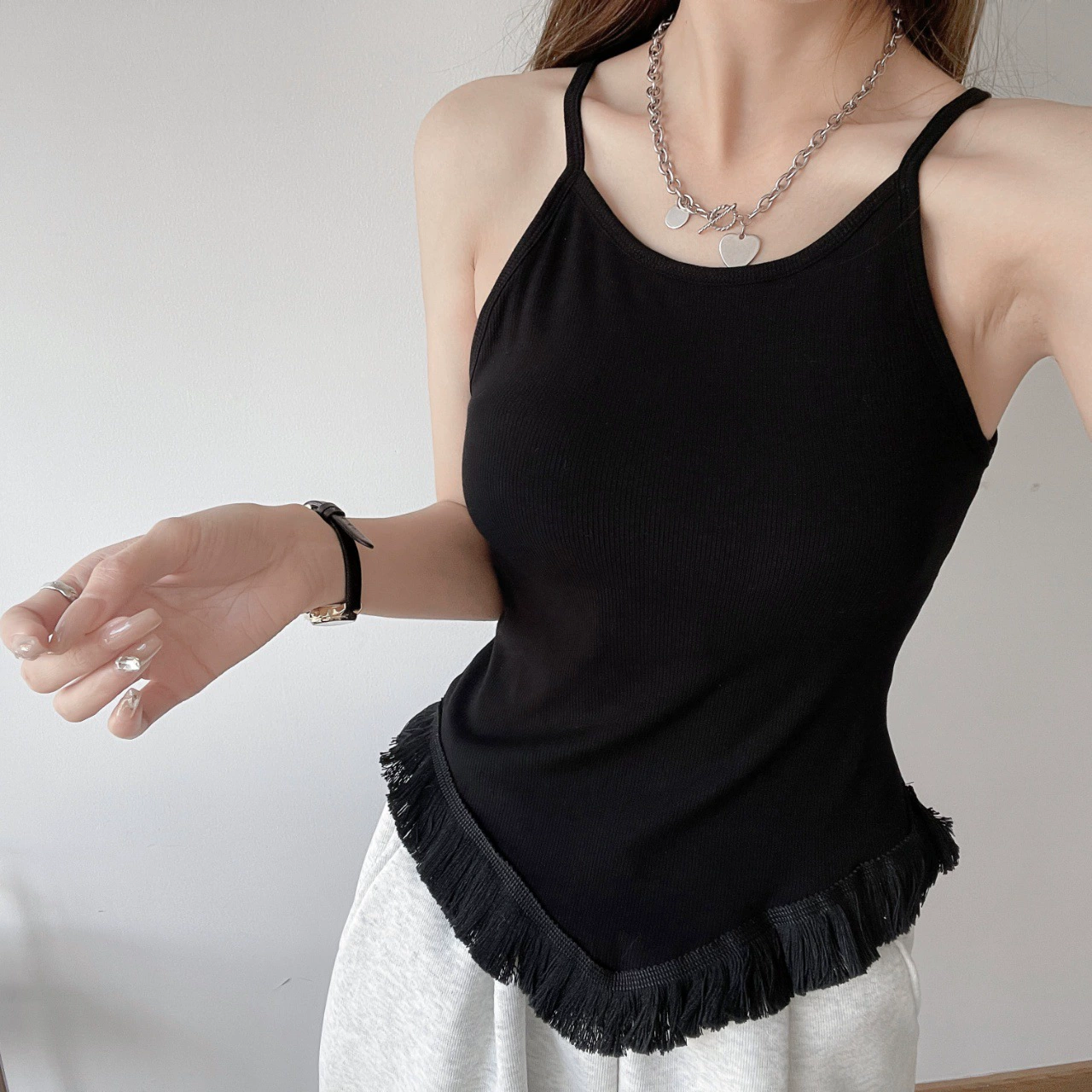 Модная весенняя майка с чашечками, тренд сезона, красивая спинка, slim fit