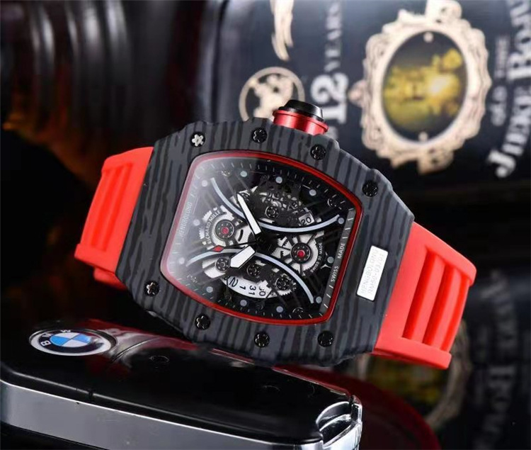 2021 neue tonnenförmige Holzmaserung Herrenuhr, modische hohle Geisterkopf-Quarzuhr_voghion.com