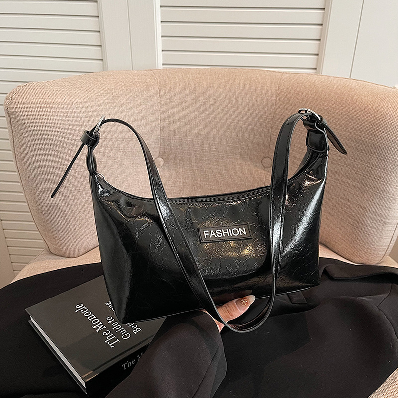 Fashionable summer shoulder bag