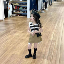 2024韩版女童新款洋气黑白条纹背心百褶半身裙套装