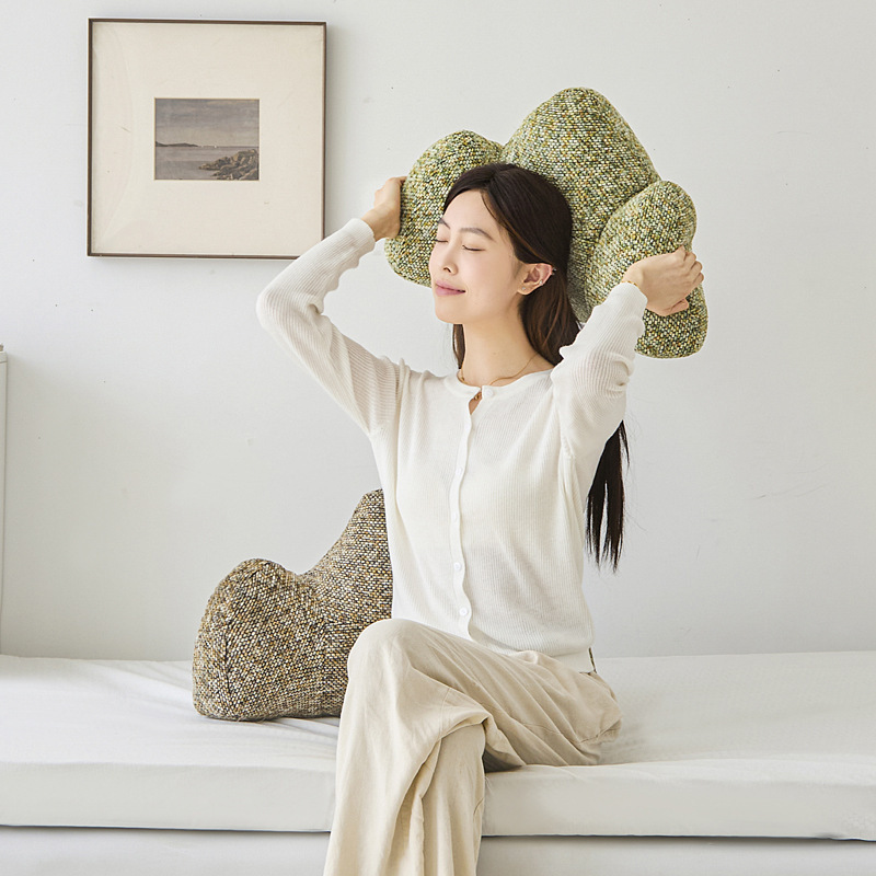 ベッドの上で山に寄りかかって枕を抱きます。オフィスは腰を保護します。|undefined