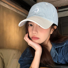 韓国の小清新なストライプの刺繍の野球帽の女性2025春夏の小衆は顔の小さい帽子を見せてアヒルの舌の帽子を合わせます。