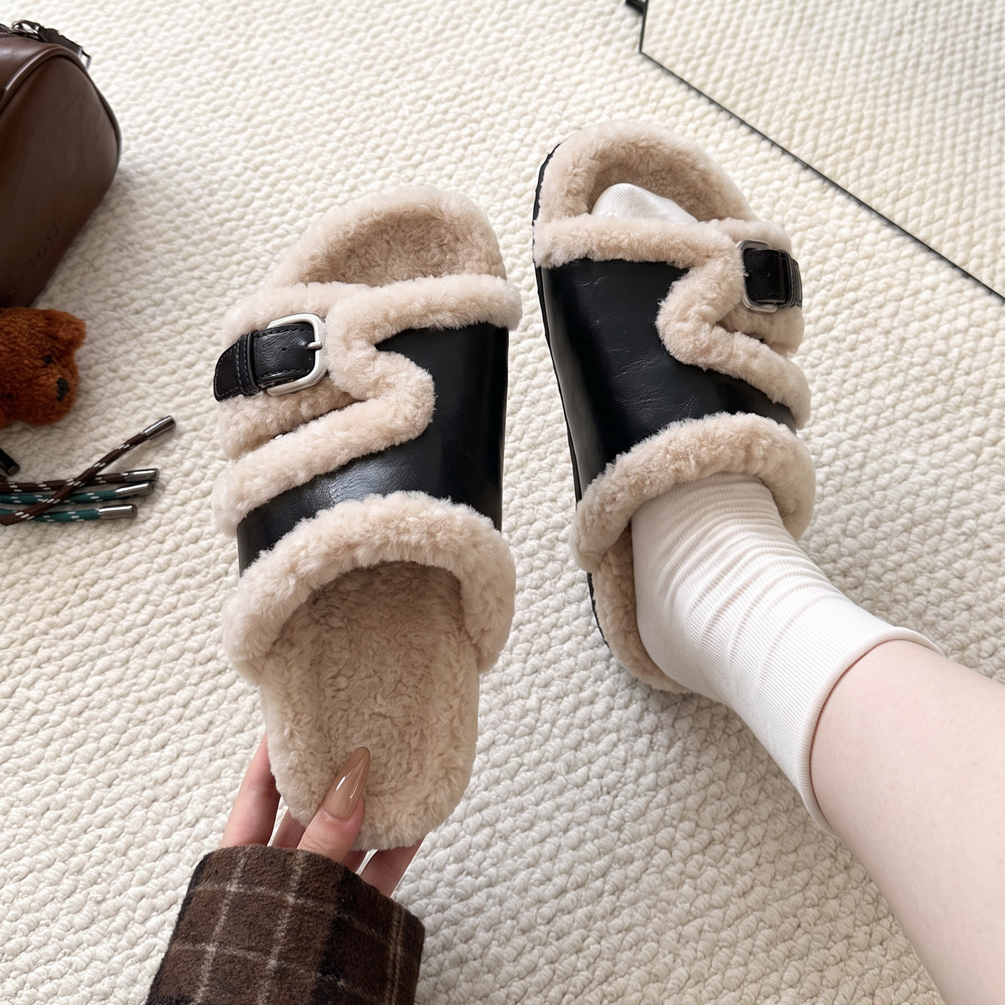 Retro wool-lined plush slippers, perfect for wearing outdoors, 2026 autumn/winter new collection, trendy Birkenstock-style slide sandals, women's super popular cotton slippers