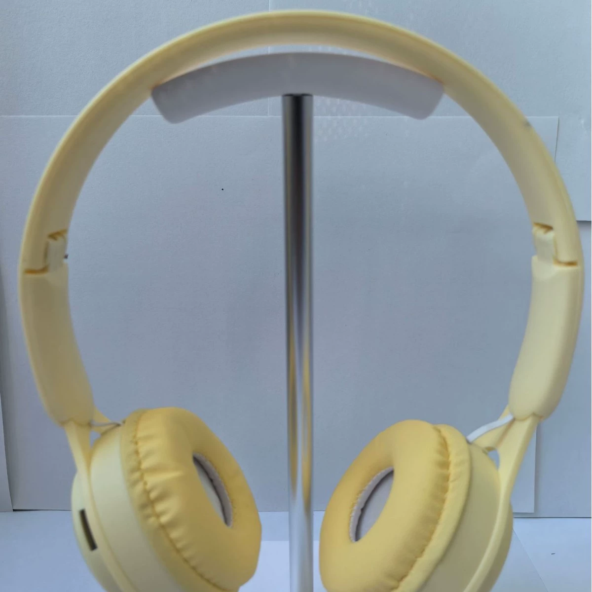 Малые портативные наушники в руках, Bluetooth
