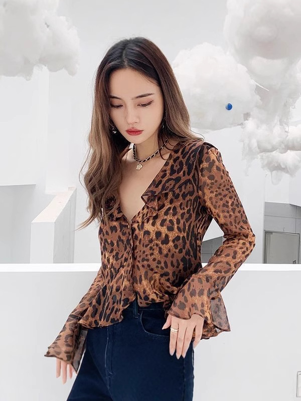 Leopard Print Retro V Neck Bell Sleeve Shirt for Women, New Style, Chic Design, Niche Style Top Trend Leopard Print Retro V Neck Bell Sleeve Shirt for Women, New Style, Chic Design, Niche Style Top Trend