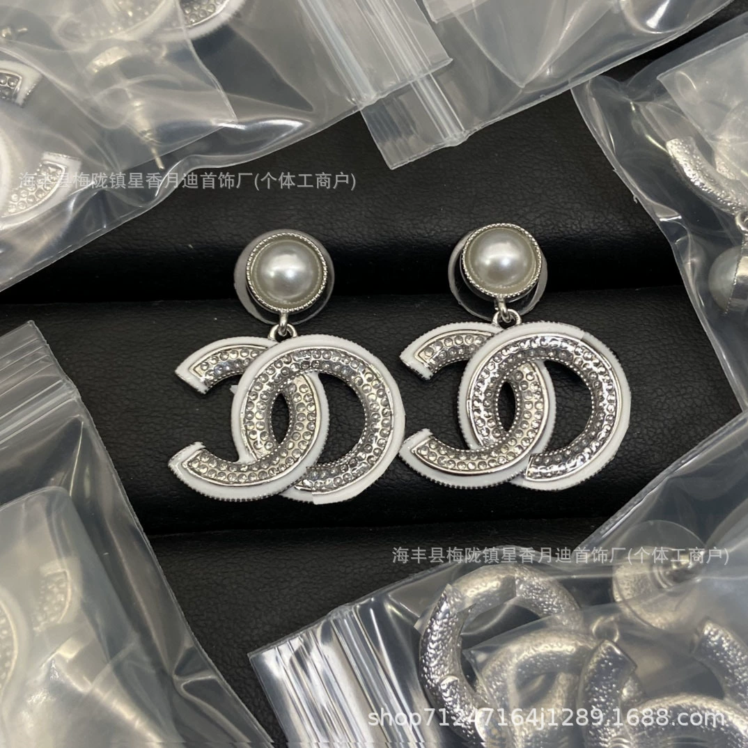 Эмалированная, серьги из жемчуга, стиль Chanel, четырёхлистный клевер, новая коллекция, оптовая торговля