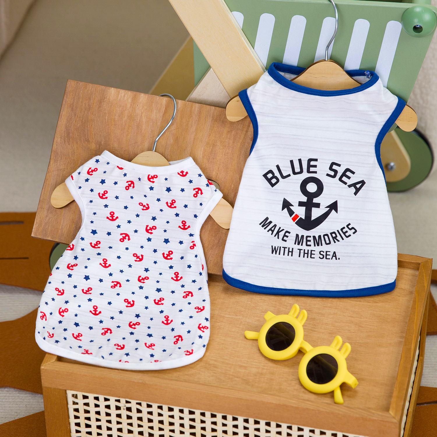 Camiseta regata estilo marinheiro para cães pequenos, como Teddy e Bichon Frisé, ideal para brincar. Roupa fresca e respirável para pets._voghion.com