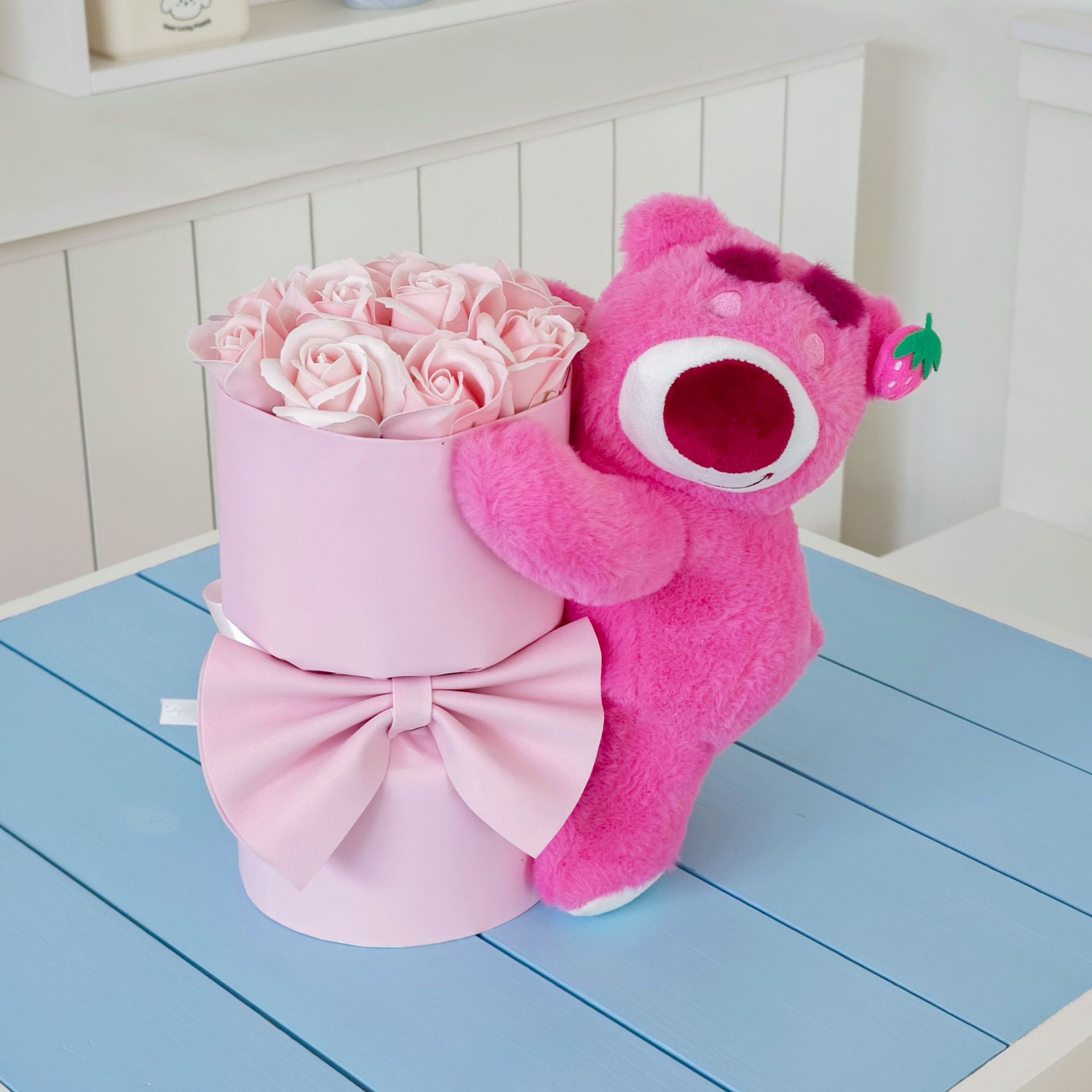 Ramos de fresas, flores de regalo de cumpleaños, flores de imortalidad, flores de rosa, flores de muñeca, flores de abrazo, barril de novia, flores de simulación